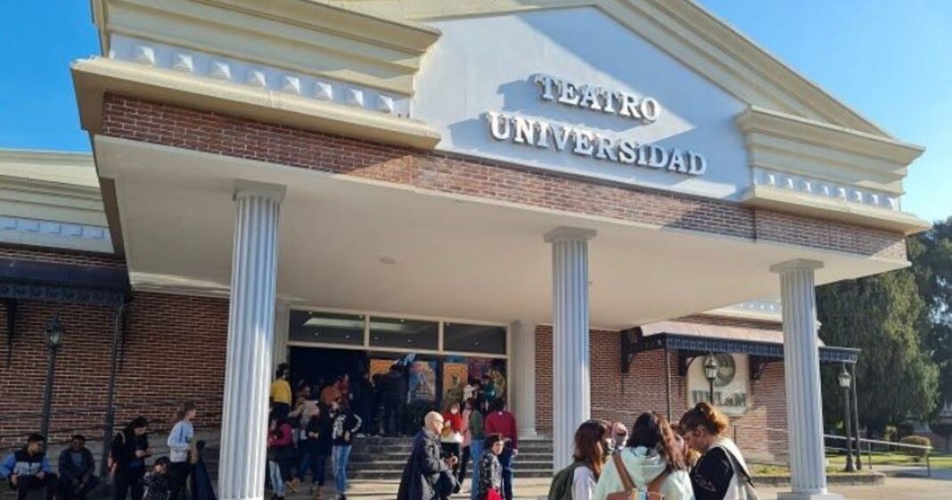 Público participando en una charla científica en el Teatro Universidad de la UNLaM.