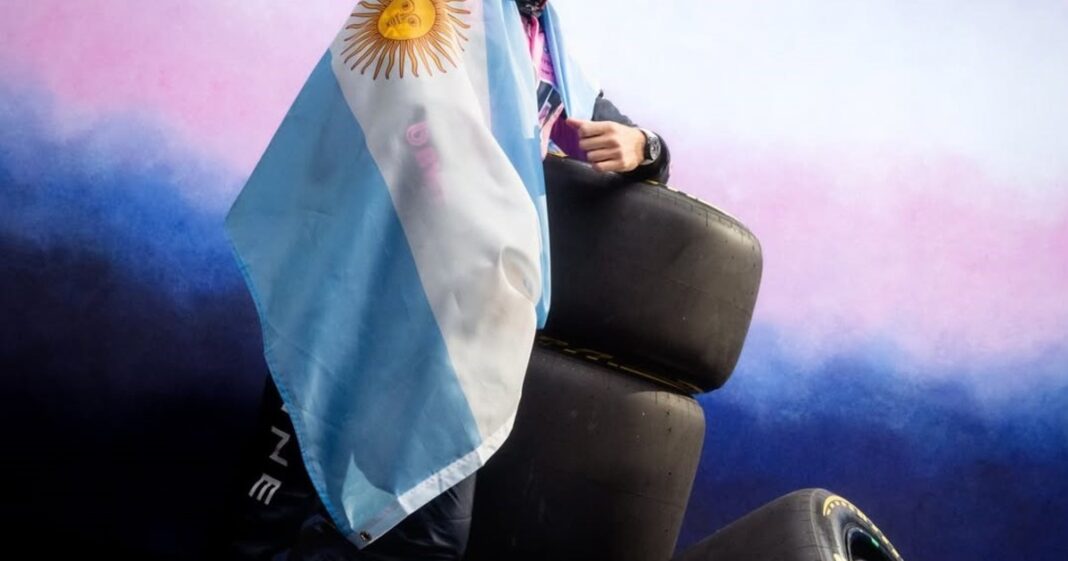 Franco Colapinto, piloto argentino de Alpine, junto a un monoplaza de Fórmula 1