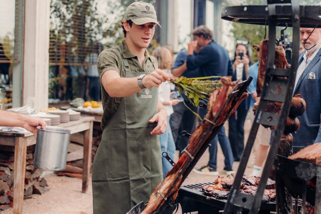 Franco Colapinto saludando a fanáticos durante el road show en Buenos Aires