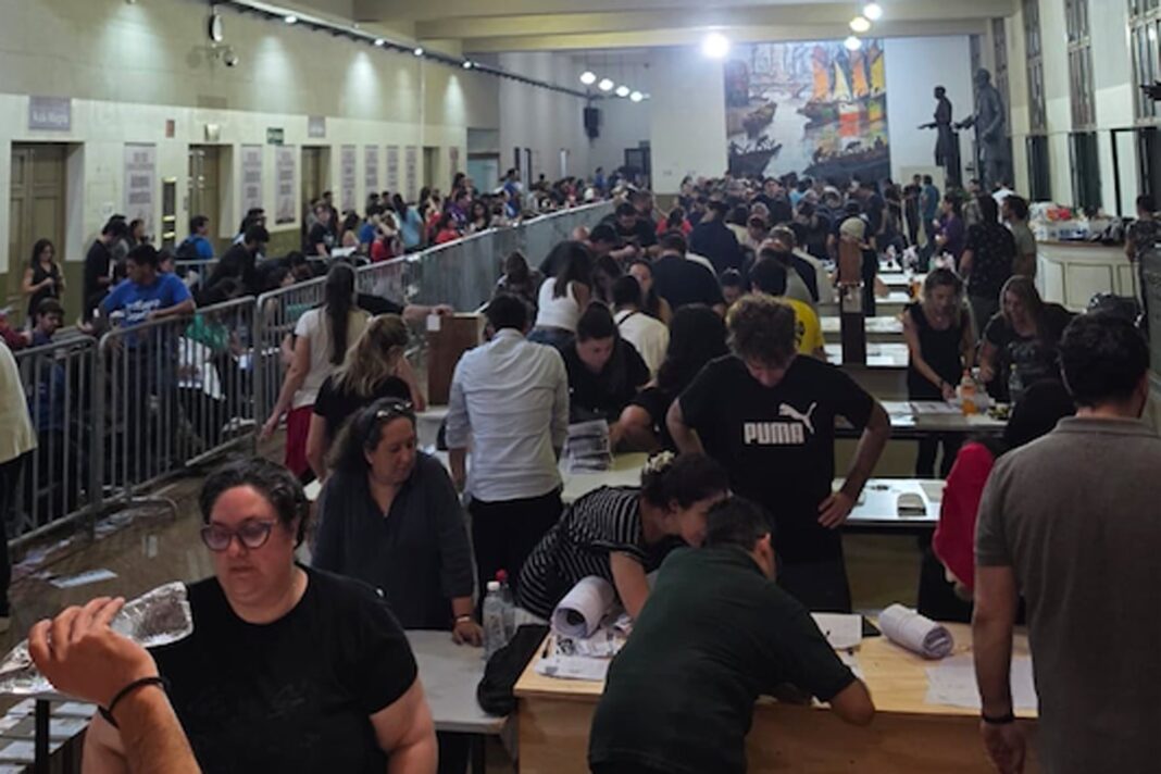 Estudiantes votando en la UBA durante las elecciones estudiantiles 2025