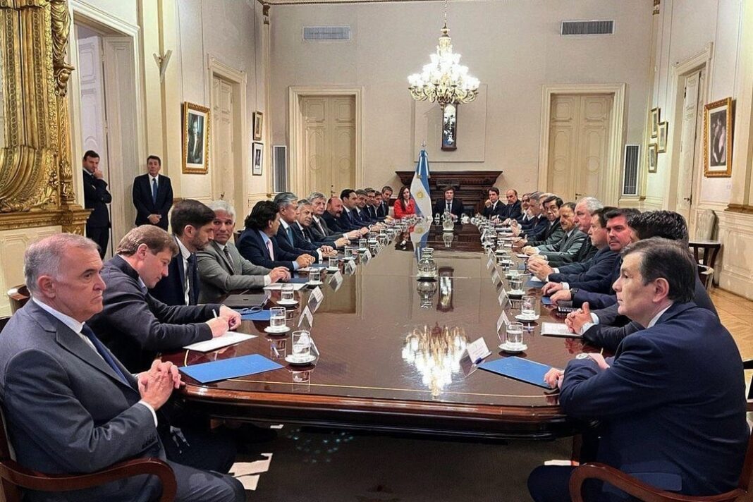 Mapa de la Argentina destacando las doce provincias autorizadas para adelantos de fondos.