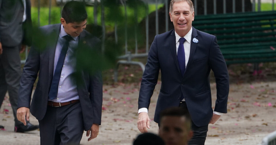 Ilustración de una urna electoral argentina y papeletas de votación sobre un fondo azul y blanco.