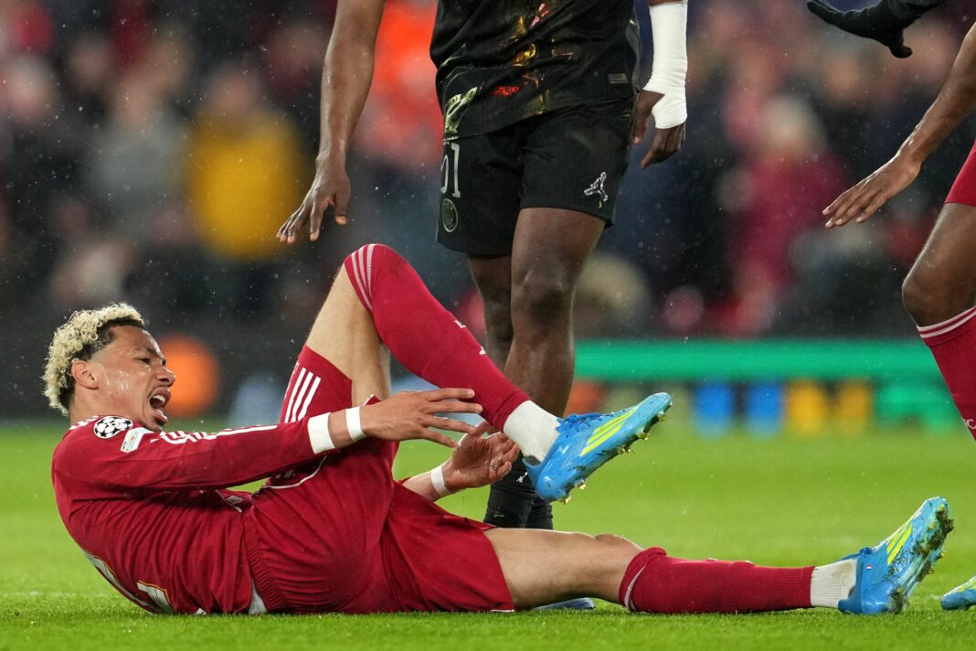 Hugo Ekitike, delantero de Liverpool, en el campo de juego.