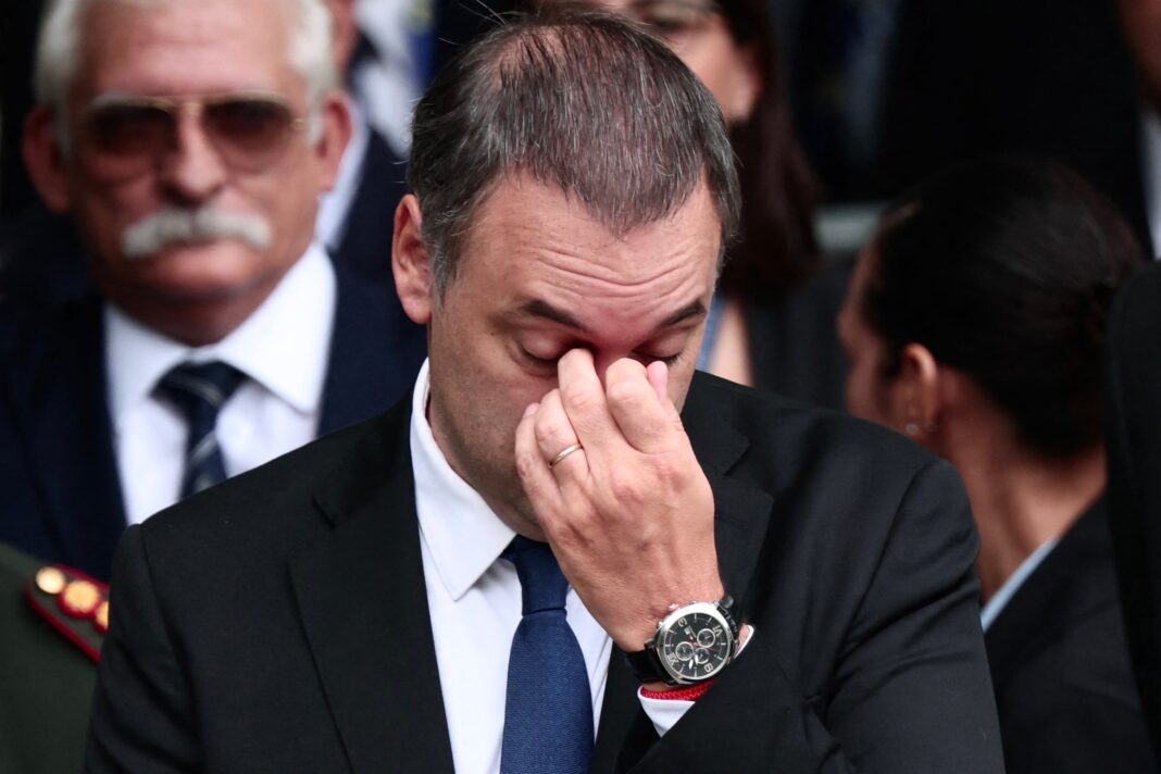 Ilustración de un contrato de préstamo y una lupa sobre documentos legales.