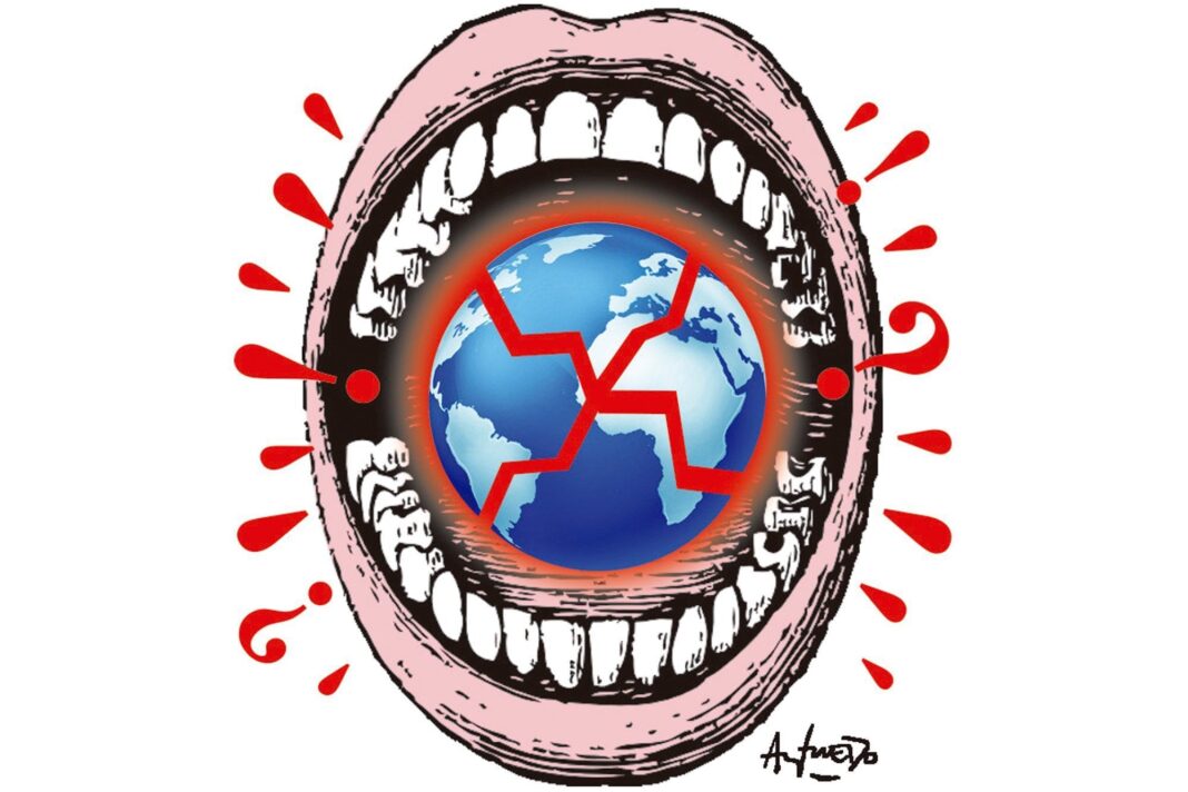 Donald Trump dando un discurso en un podio con la bandera de Estados Unidos al fondo