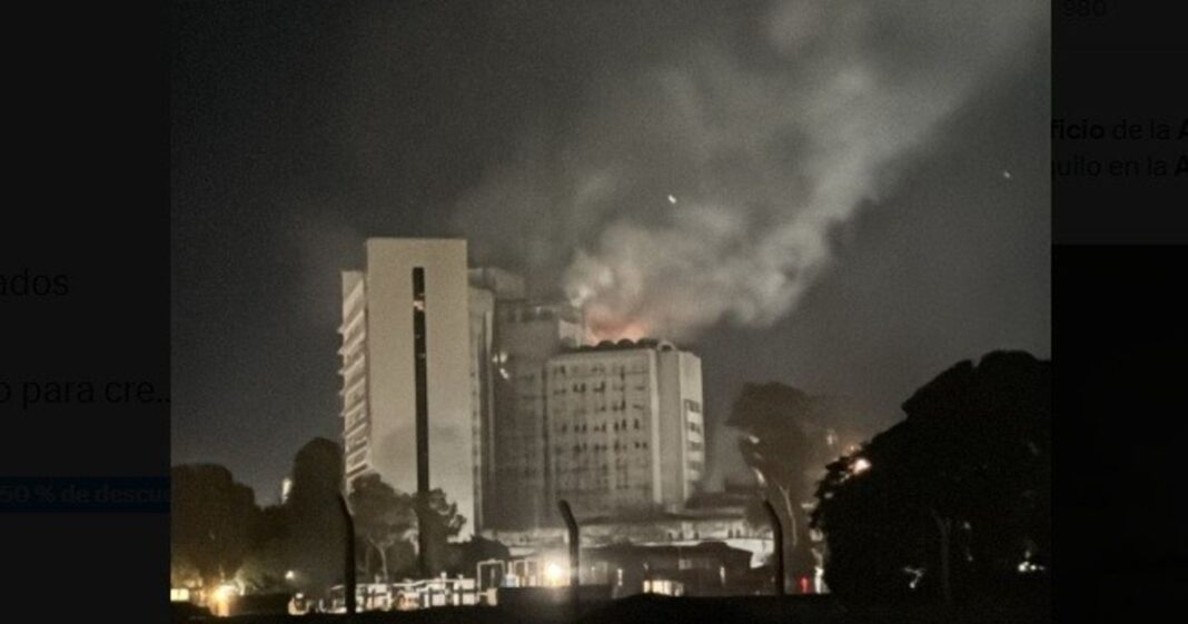 Edificio Libertad de la Armada en Retiro con presencia de bomberos tras el incendio controlado.