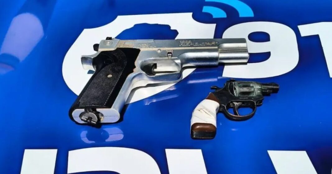 Ilustración de una mochila escolar con elementos prohibidos en su interior, en un contexto de seguridad educativa.