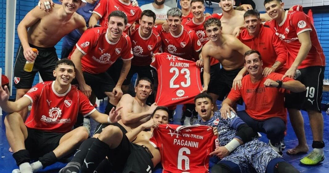 Jugadores de Independiente celebran un gol durante el clásico de futsal ante Racing en Avellaneda.