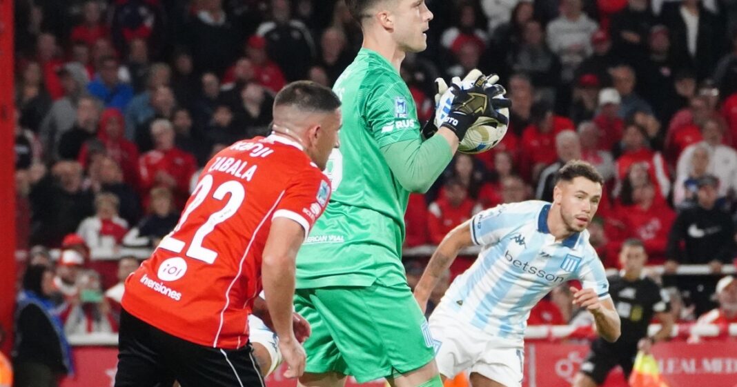 Escudos de Independiente Petrolero y Racing Club, con el logo de la Copa Sudamericana de fondo.