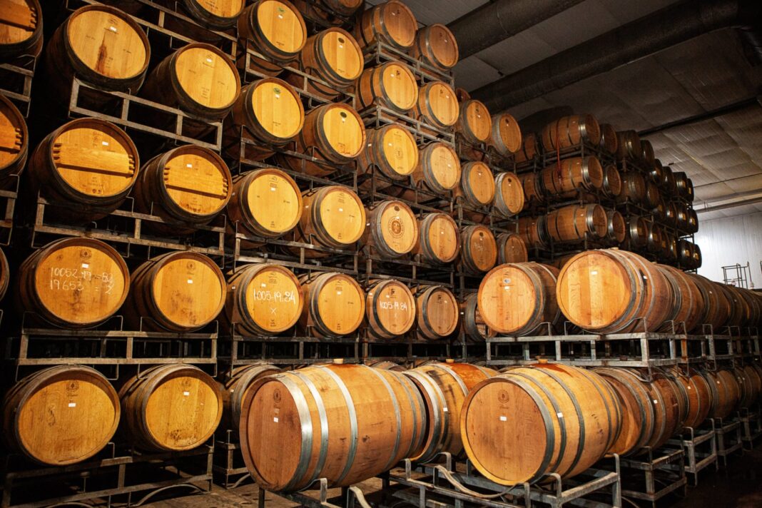 Bodega argentina con viñedos al atardecer, representando la industria vitivinícola local.