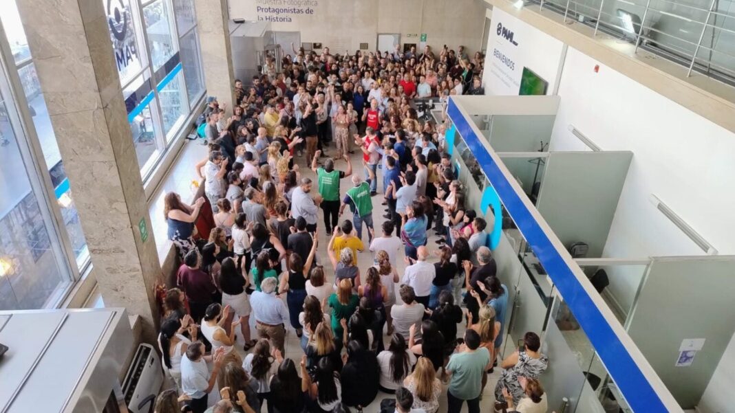 Gráfico de inflación y médico con estetoscopio representando las noticias económicas y sociales