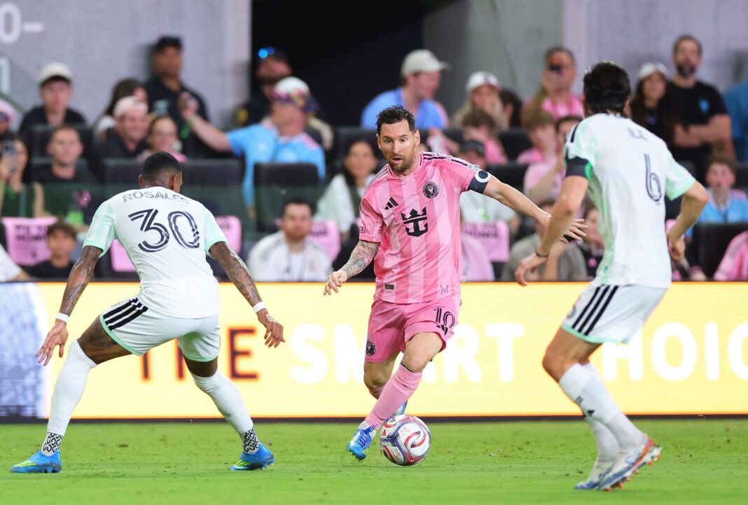 Lionel Messi celebrando un gol en el nuevo estadio de Inter Miami, el Nu Stadium, durante el partido inaugural.