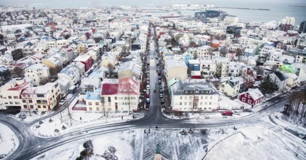 Paisaje de Islandia con volcán, glaciar y agua termal, ilustrando el cambio ambiental por la llegada de mosquitos