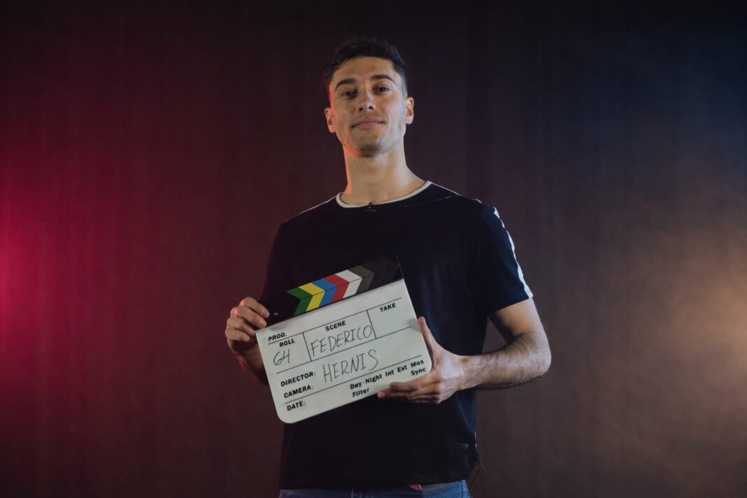 Federico Hernis, joven argentino, sonriendo durante su tratamiento contra un tumor.