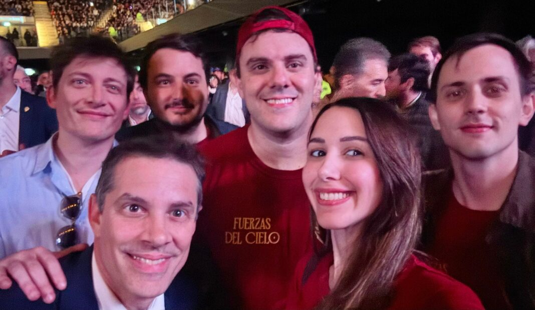 Ilustración de un símbolo de justicia frente a un teléfono móvil con iconos de redes sociales.