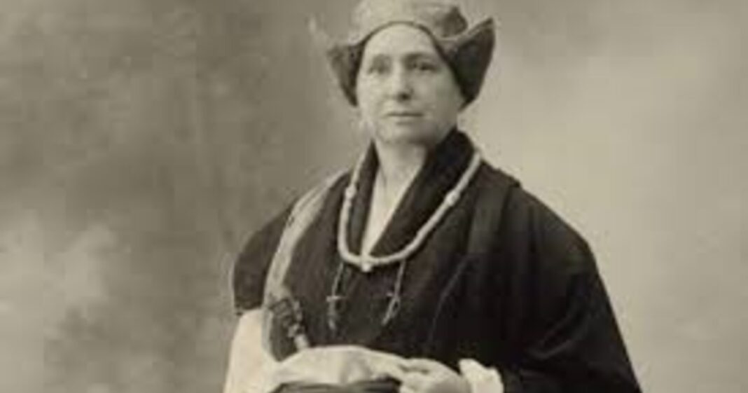 Alexandra David-Néel en el Tíbet, vestida con harapos y con el rostro ennegrecido