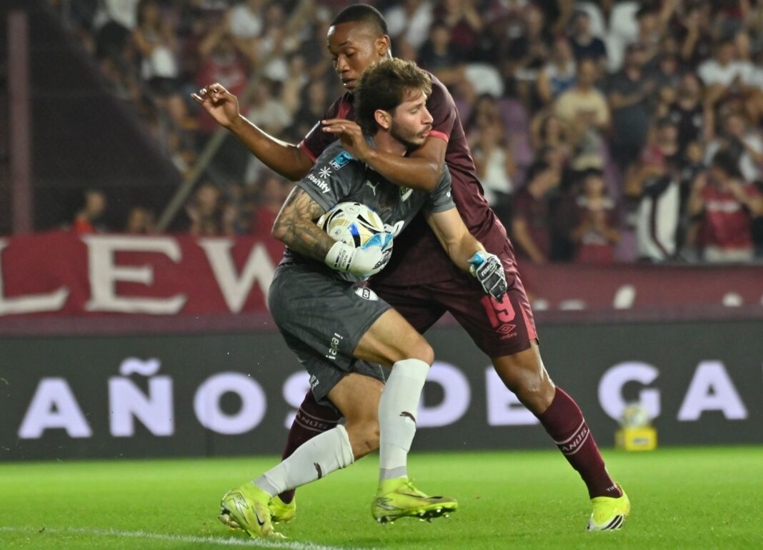 Jugadores de Lanús y Platense durante el partido en el estadio La Fortaleza.