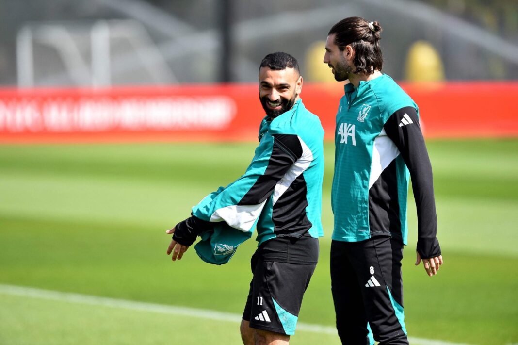 Estadio Anfield de Liverpool, lleno de aficionados, en un partido nocturno.