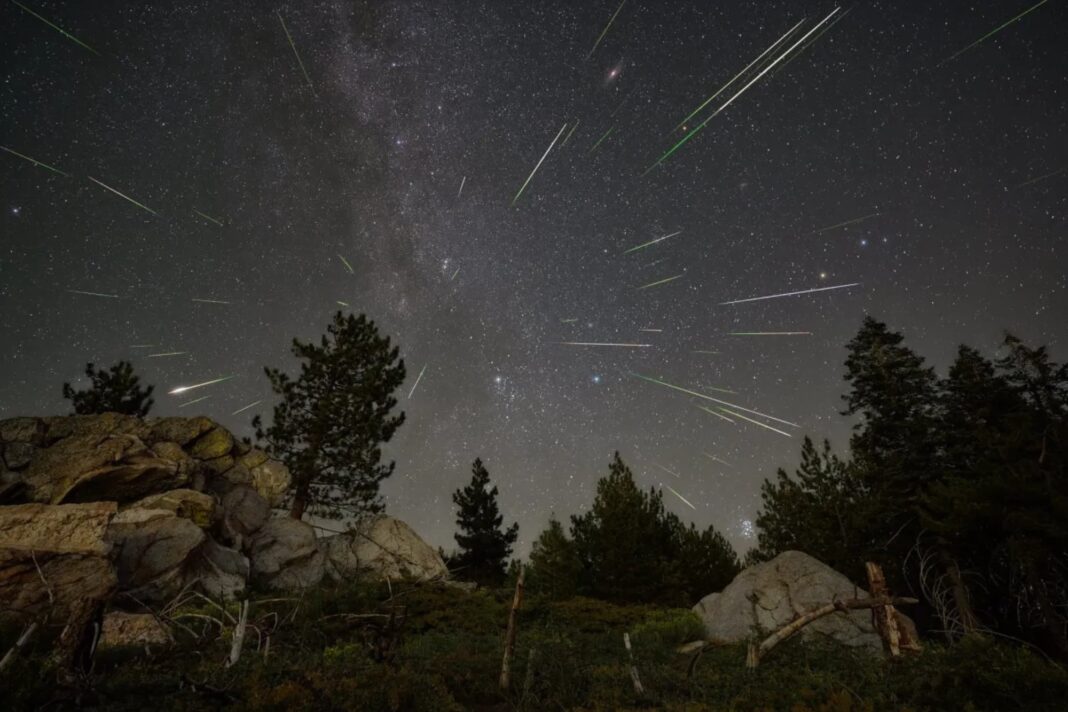 Fotografía ilustrativa de estrellas fugaces y trazos de meteoros en un cielo nocturno despejado.