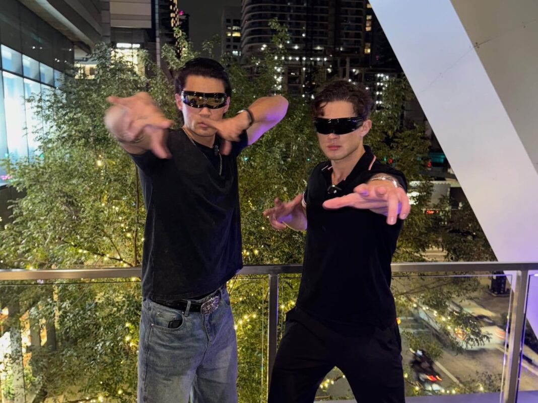 Joven utilizando un teléfono móvil frente a un espejo, representando la búsqueda de mejora de la apariencia en entornos digitales.