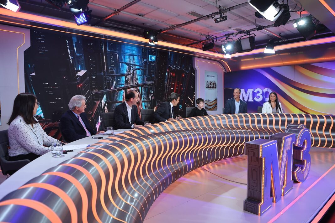 Panelistas en Management 2030 debatiendo sobre educación e inteligencia artificial