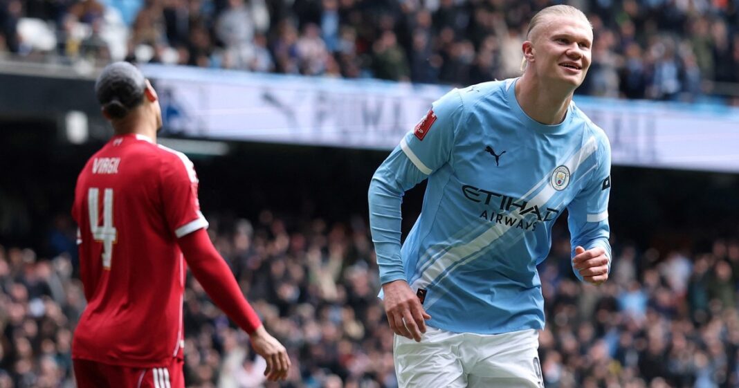 Erling Haaland de Manchester City celebra un gol ante Liverpool en el Etihad Stadium.