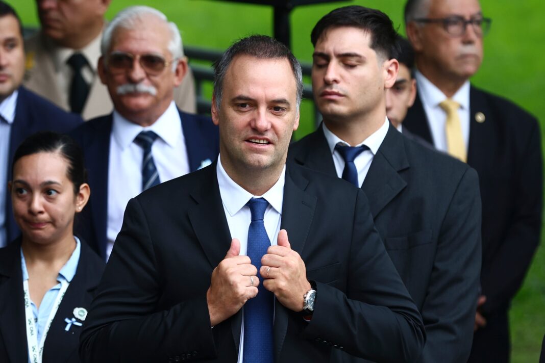 Logotipo del resumen de noticias de Brenda Brecher y emblemas de Boca Juniors y la Copa Libertadores