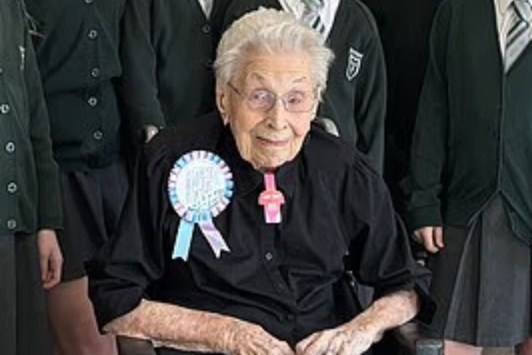 Marjorie Hodnett Aylward, de 112 años, sonriendo durante la celebración de su cumpleaños en Formby Manor, Inglaterra.