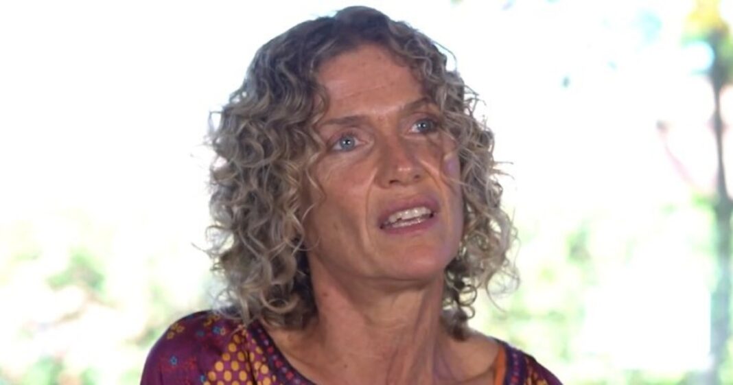 Cocina de Maru Botana con tonos verdes pastel, isla central y detalles rústicos.