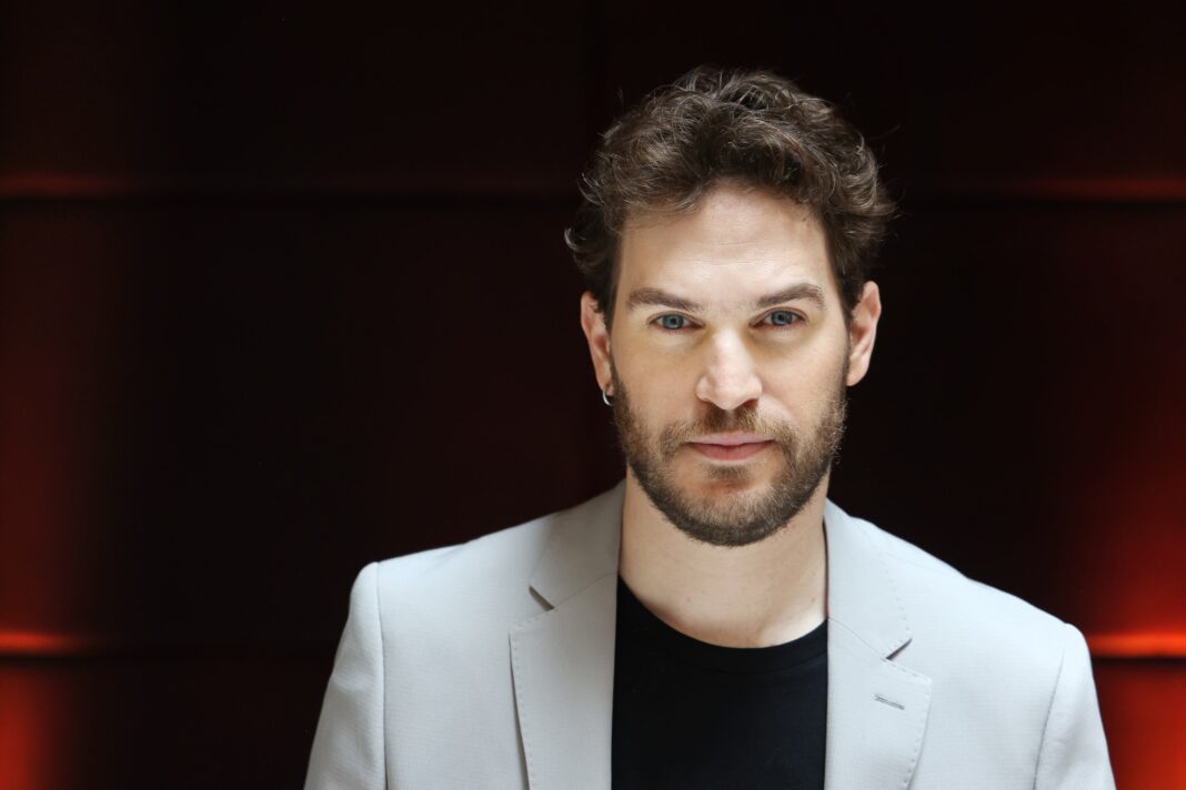 Matías Mayer, actor argentino, durante una entrevista sobre la película 'El último gigante'.