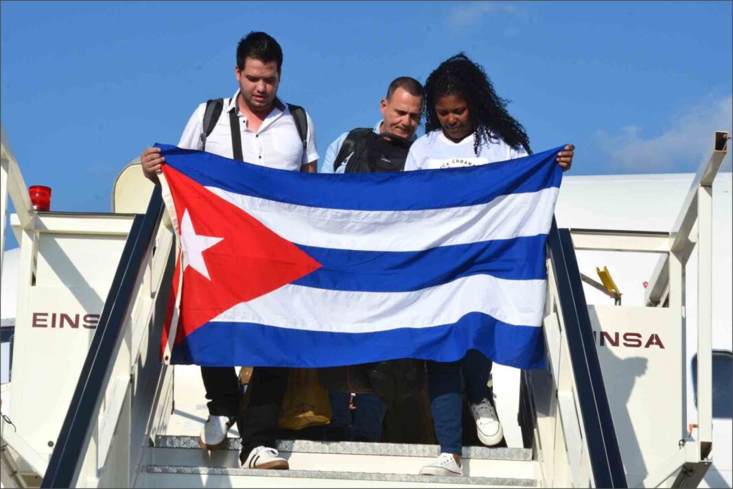 Médicos cubanos en consulta con paciente durante una misión internacional de salud