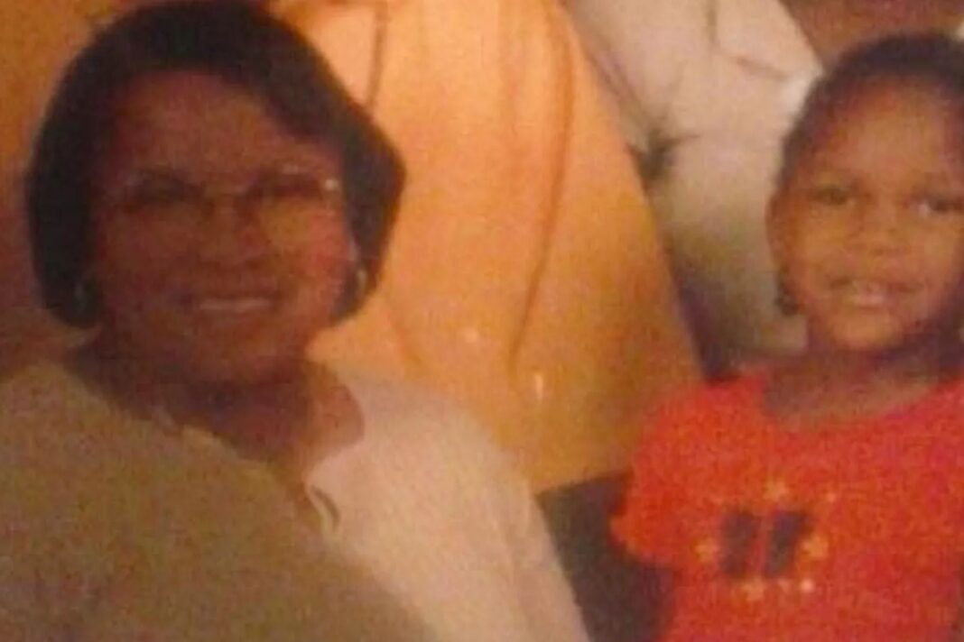 Ilustración conceptual de un teléfono celular mostrando un mensaje de texto emotivo, con símbolos de conexión y empatía.