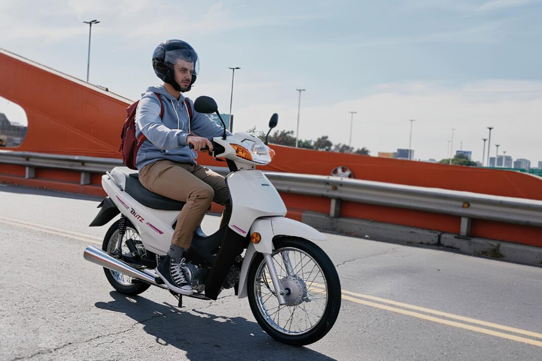 Hombre revisando documentos de transferencia de una motocicleta en un registro automotor.