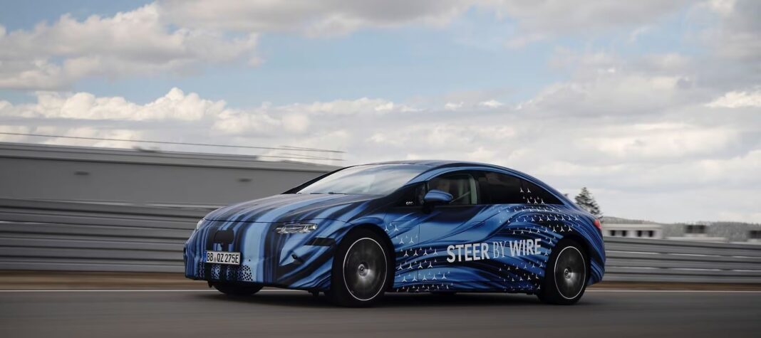 Detalle del nuevo volante tipo yugo en el interior del Mercedes-Benz EQS eléctrico.