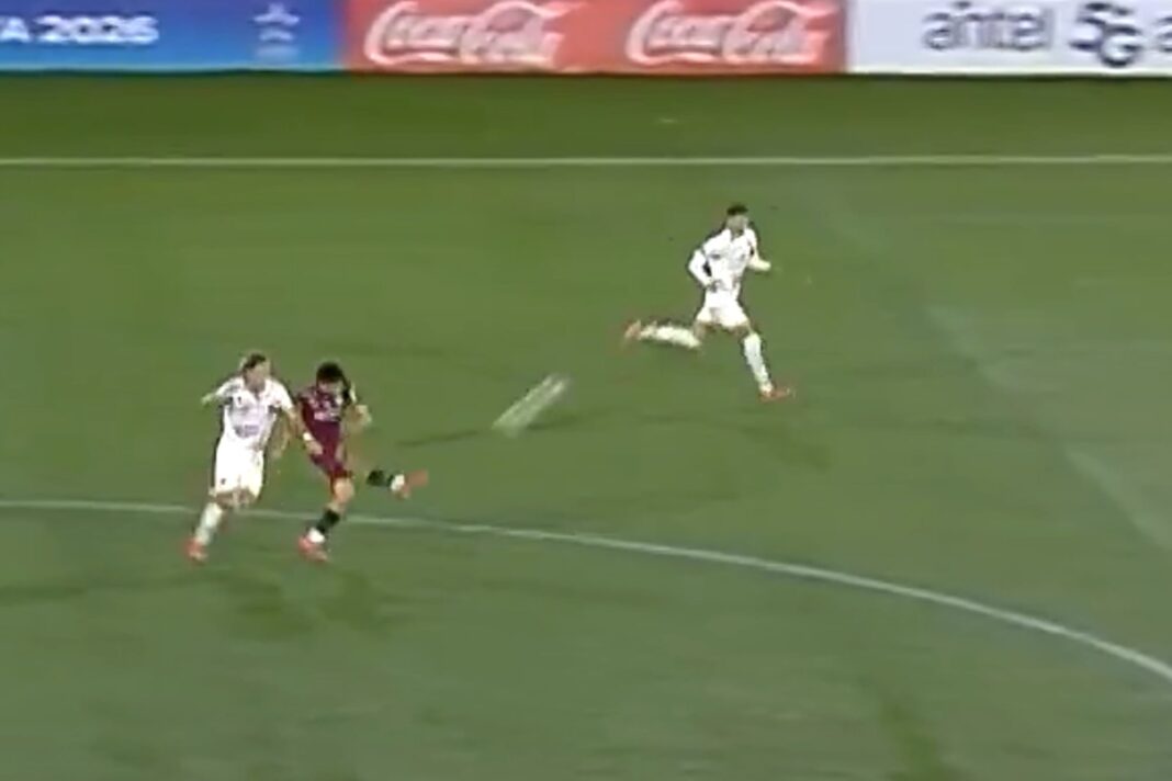 Jugador de Montevideo City Torque celebrando un gol de media cancha ante Boston River