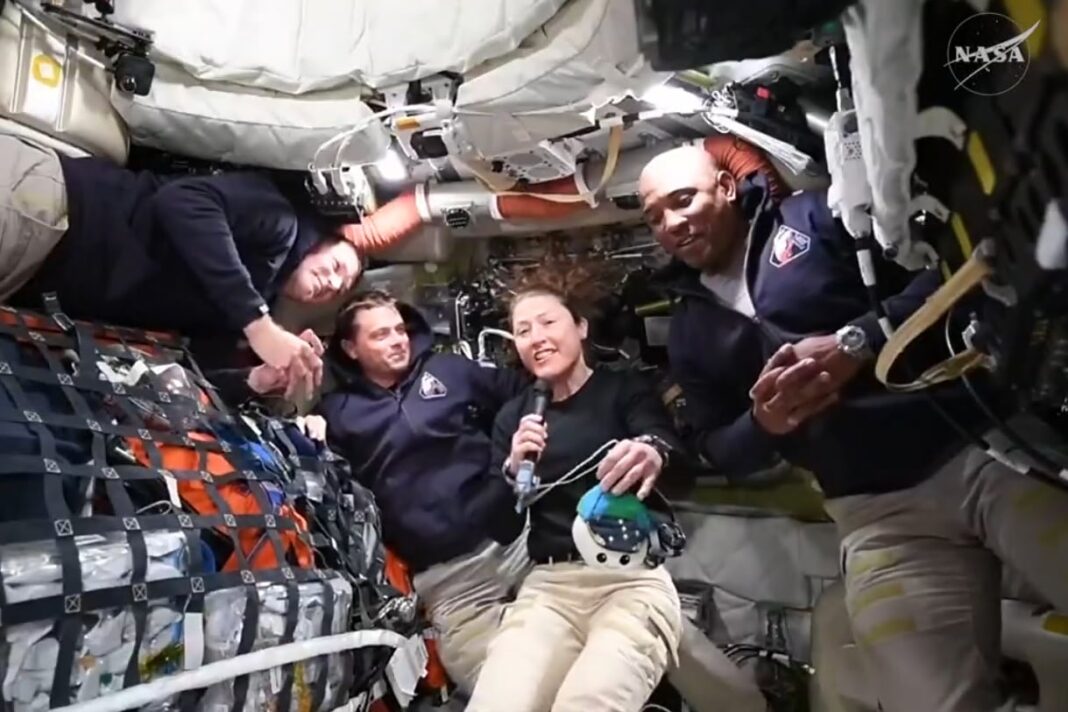 Fotografía de la Tierra tomada desde la nave espacial Artemis II de la NASA en su trayecto hacia la Luna.