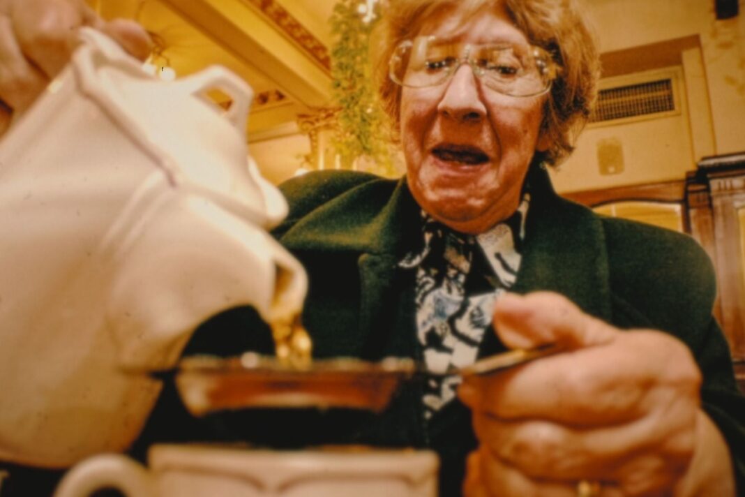 Escena del documental Yiya Murano: Muerte a la hora del té de Netflix