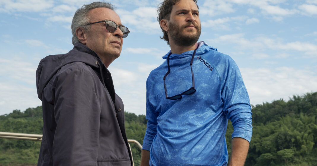 Oscar Martínez y Matías Mayer en una escena de la película 'El último gigante' de Netflix.