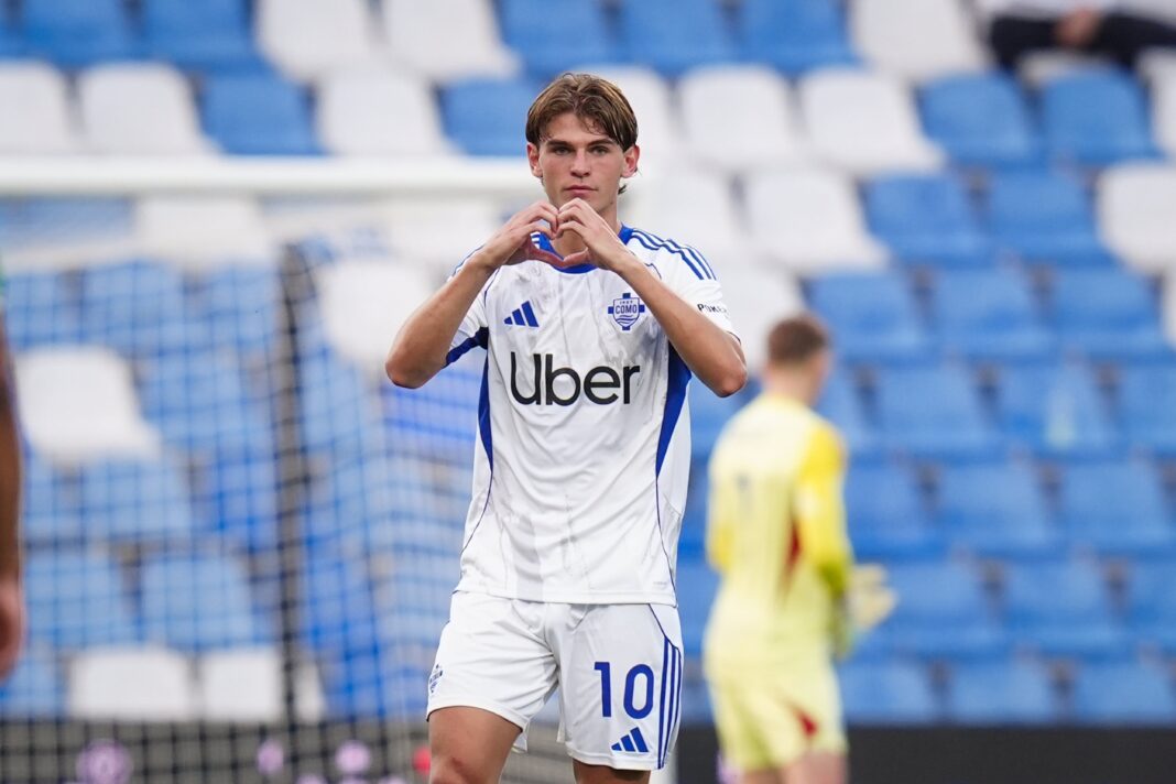 Nicolás Paz, jugador del Como, celebrando un gol en partido de la Serie A italiana.