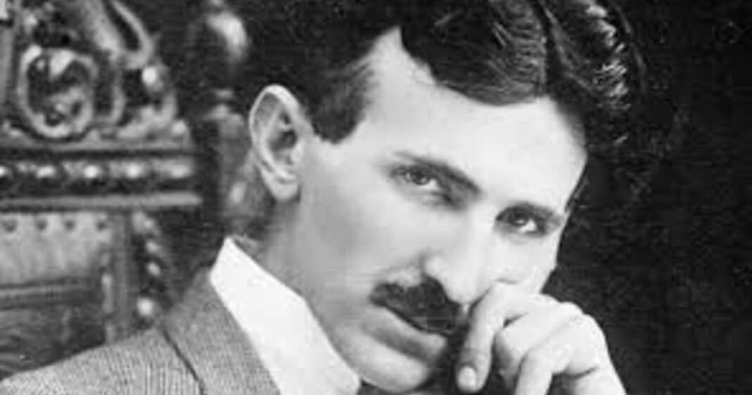 Retrato en blanco y negro del inventor Nikola Tesla