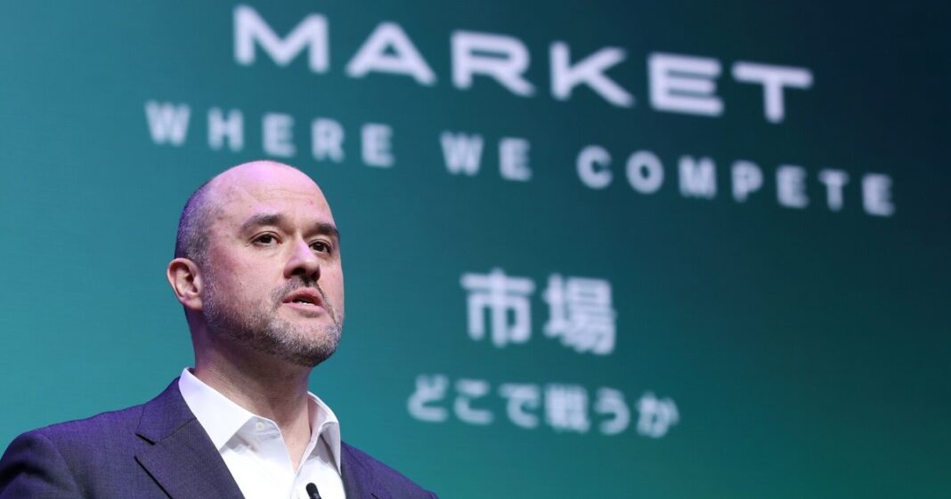 Ivan Espinosa, CEO global de Nissan, durante una presentación.