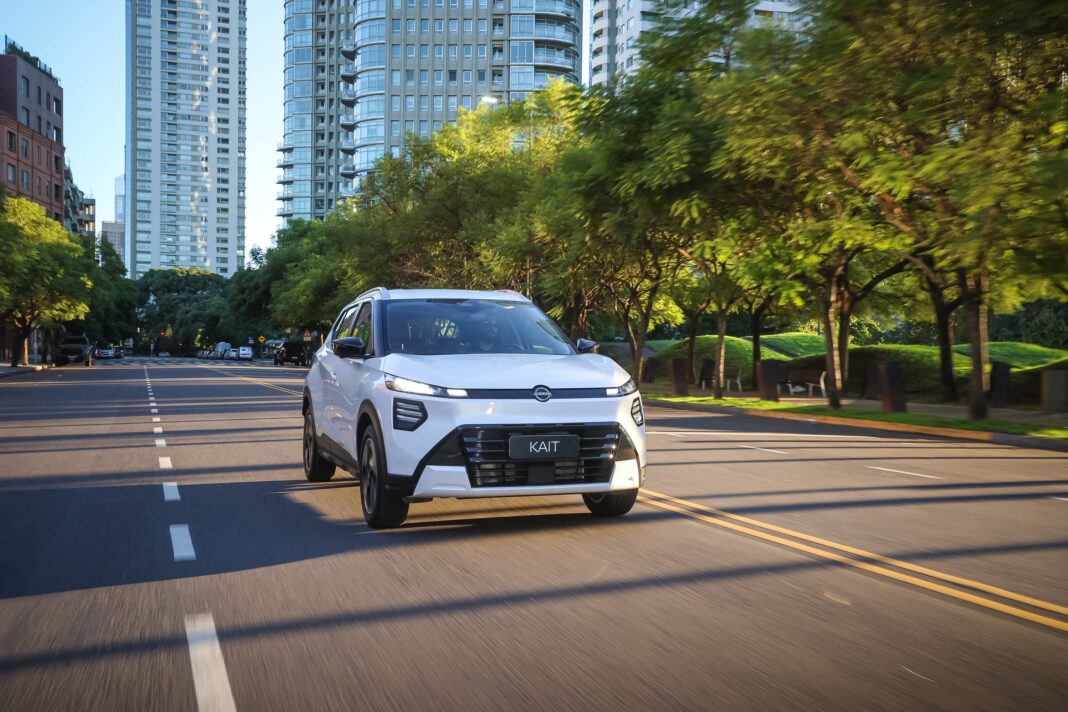 Nuevo Nissan Kait SUV color gris, presentado en Argentina, vista frontal y lateral.