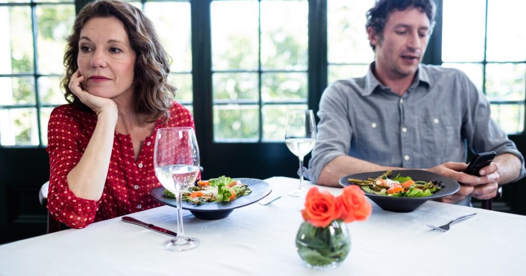 Persona reflexionando sola en su hogar, símbolo de intimidad y espacio personal