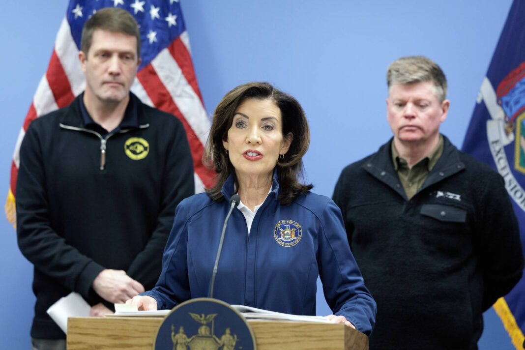 Gobernadora Kathy Hochul firmando orden ejecutiva contra uso de información privilegiada en mercados de predicción