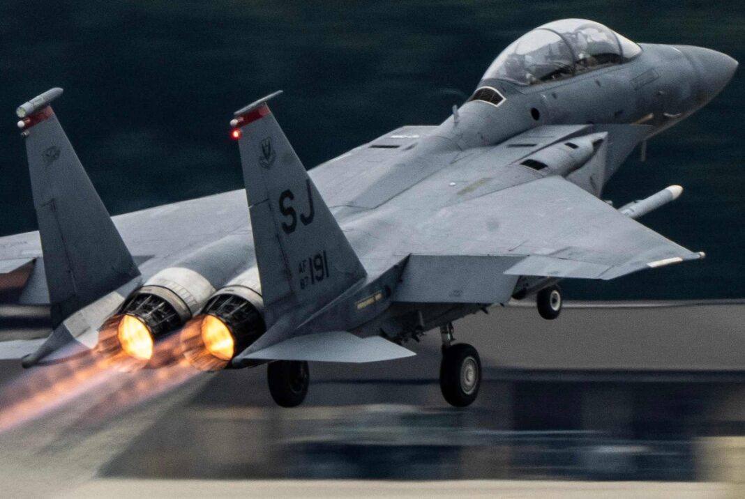 Ilustración de una operación de rescate militar nocturna en terreno montañoso.