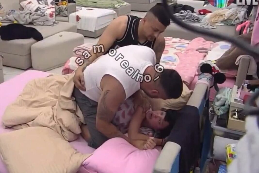 Momento de la agresión en el reality show Elita 9, con el participante sobre la víctima