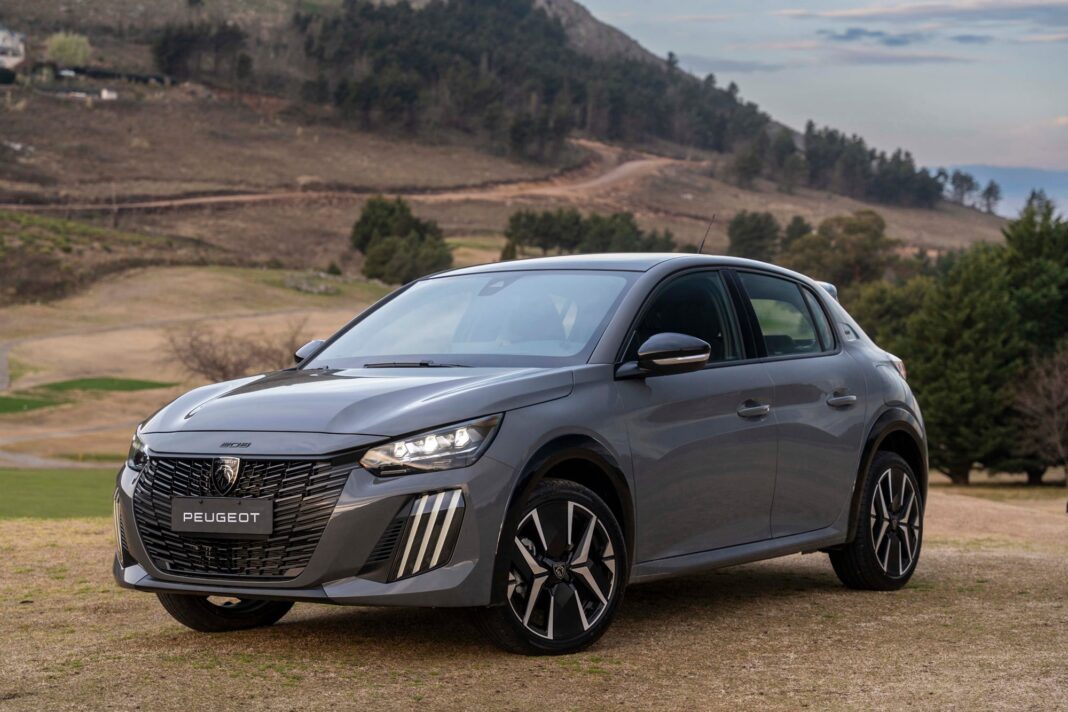 Logotipos de las marcas Peugeot y RAM sobre un fondo neutro