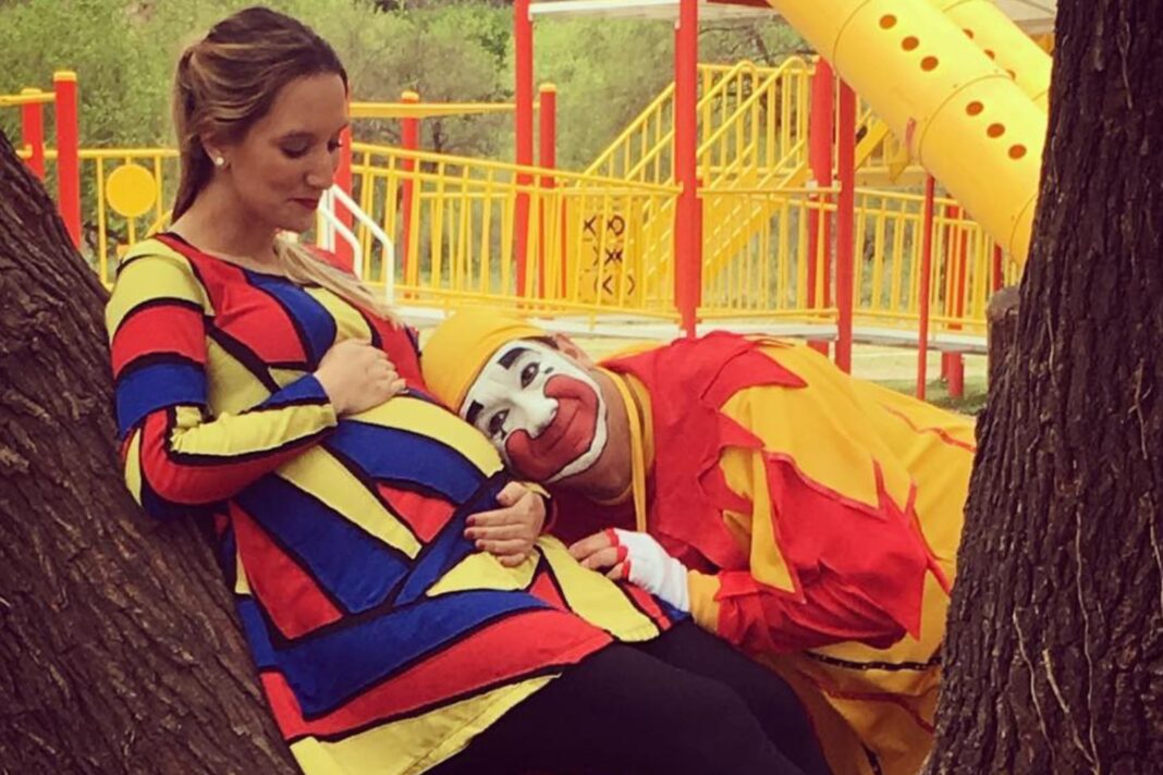 Piñón Fijo y su hija Sol abrazados, anunciando el lanzamiento de su nueva canción.