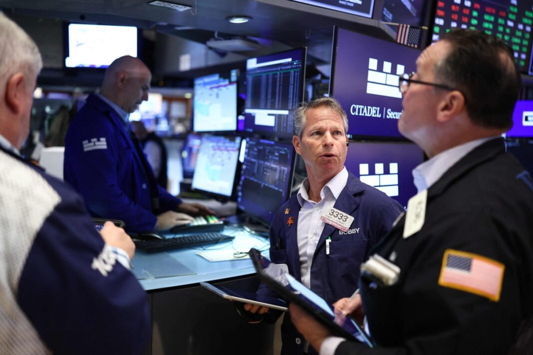 Gráfico con la evolución del precio del petróleo Brent y una bandera de Estados Unidos y Medio Oriente de fondo.