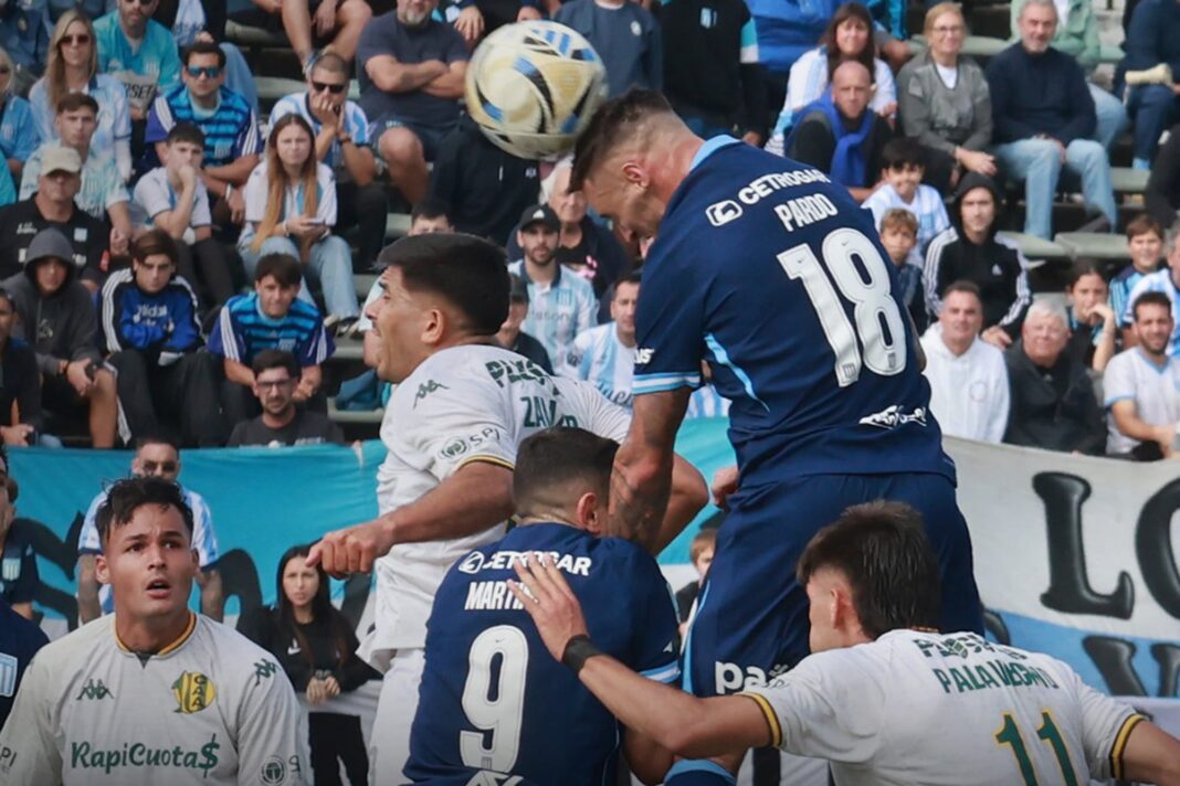 Jugadores de Racing y Aldosivi durante el partido en el estadio de Mar del Plata.
